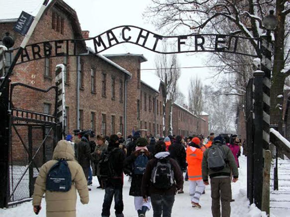 Studenti in visita ad Auschwitz, Predappio nega i fondi