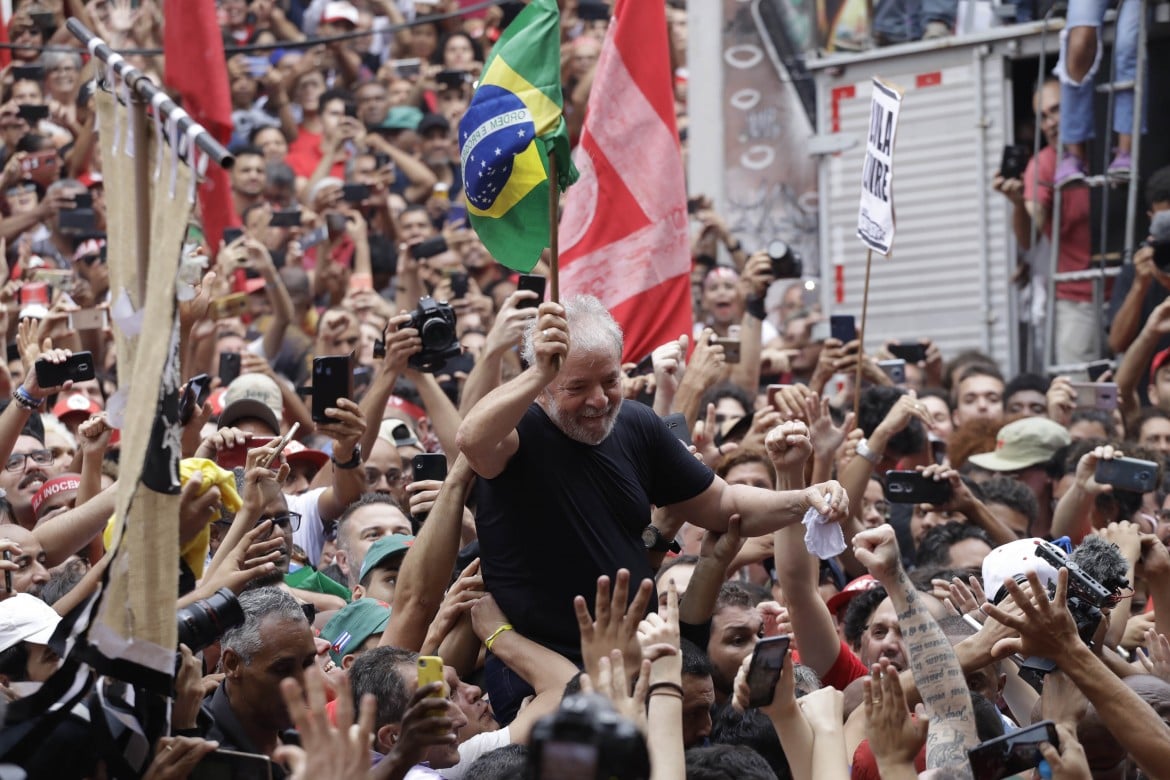 «Sono tornato, ora riscattiamo il Brasile». Lula, primo affondo