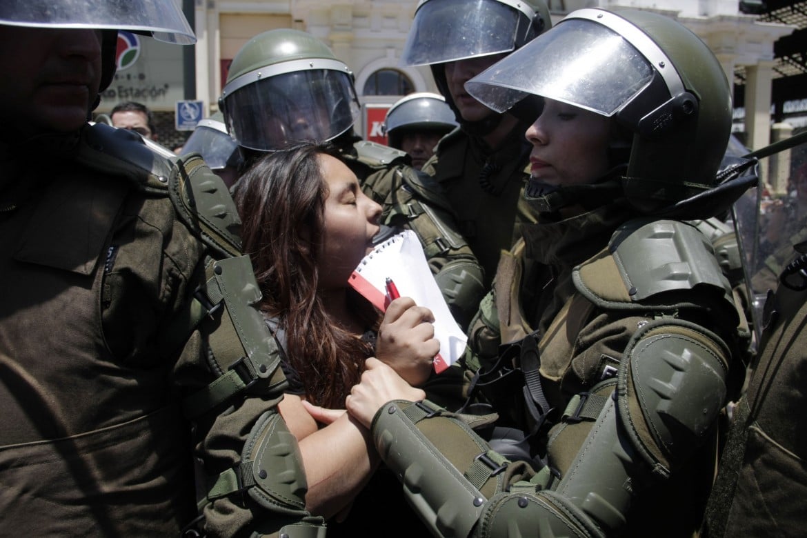 In Cile, «stupri per punire le donne manifestanti». Amnesty condanna