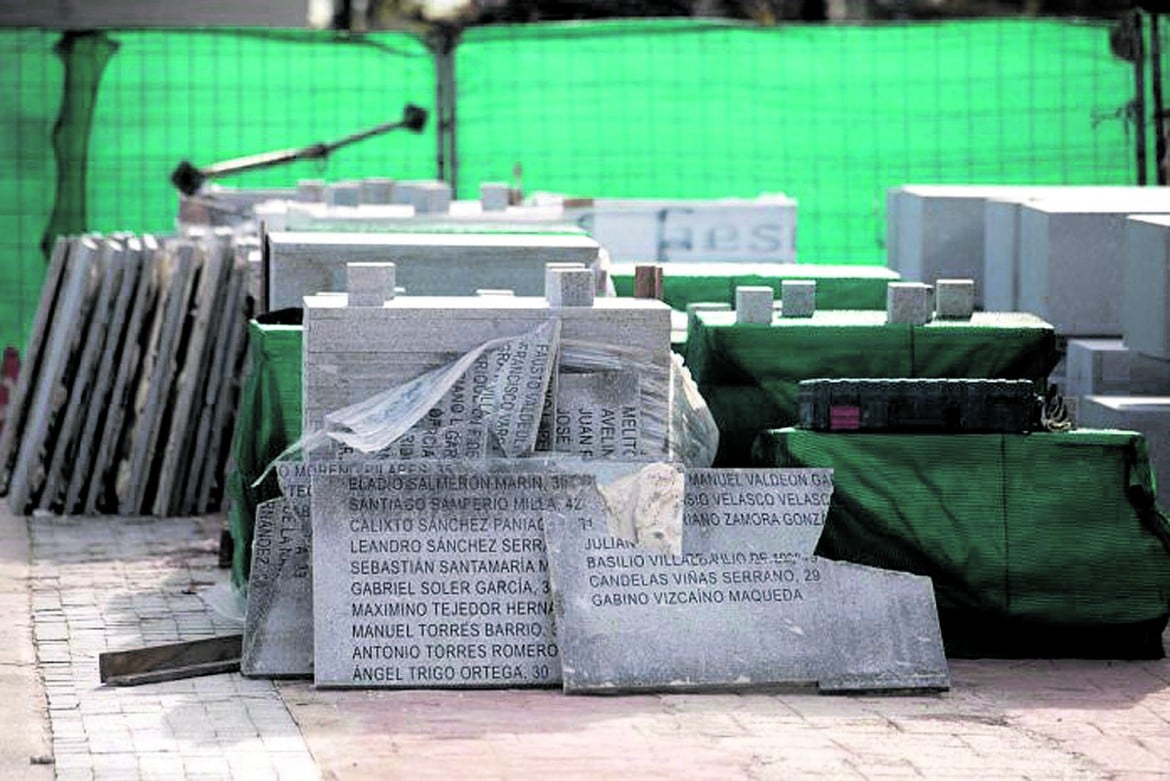 Madrid, smantellato il monumento alle vittime del franchismo