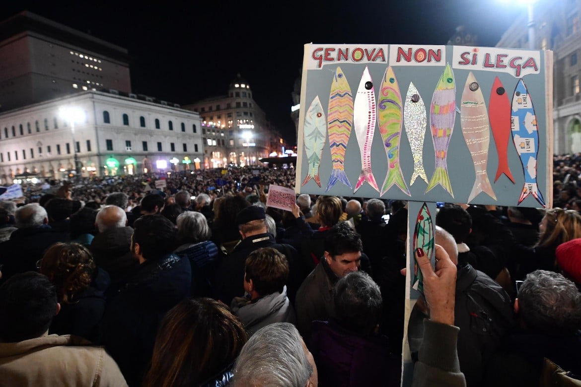 Genova batte Facebook, in piazza sono ottomila