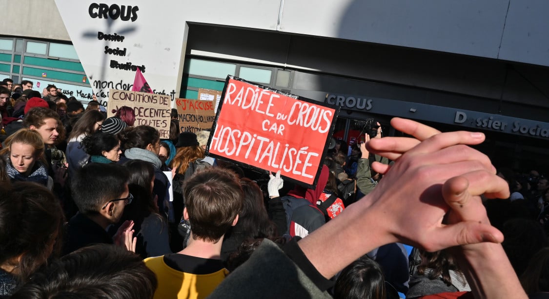 Studente si immola contro la precarietà, cresce la rabbia degli universitari francesi