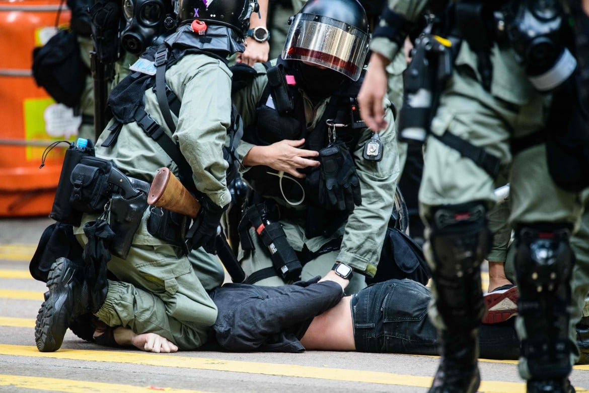 Spari, scontri e fuochi: lunedì di violenze a Hong Kong