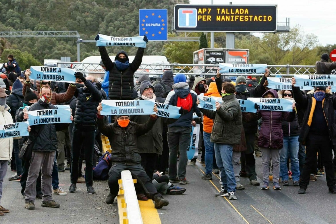 Catalogna, la protesta arriva al confine con la Francia