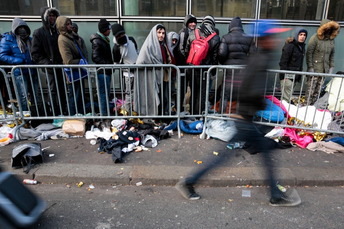 Francia, stretta sull’immigrazione «non utile»