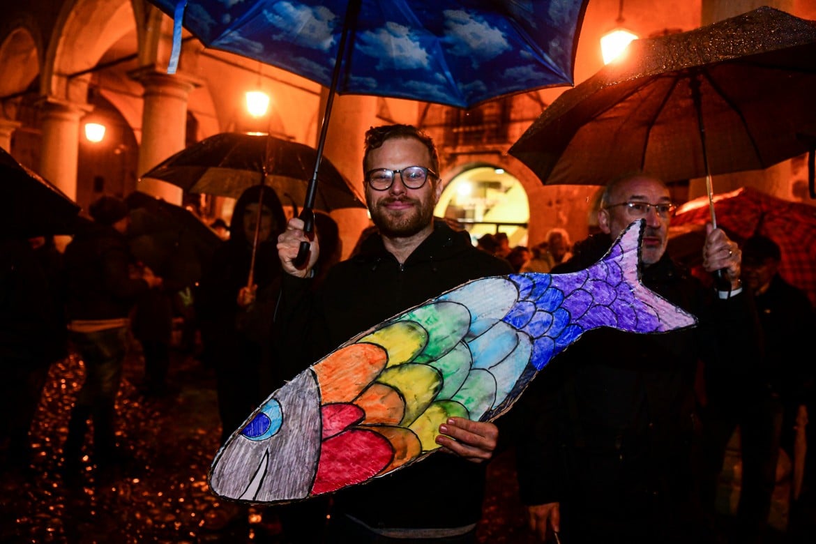 Anche a Modena sono migliaia  le «sardine» contro Salvini&Co