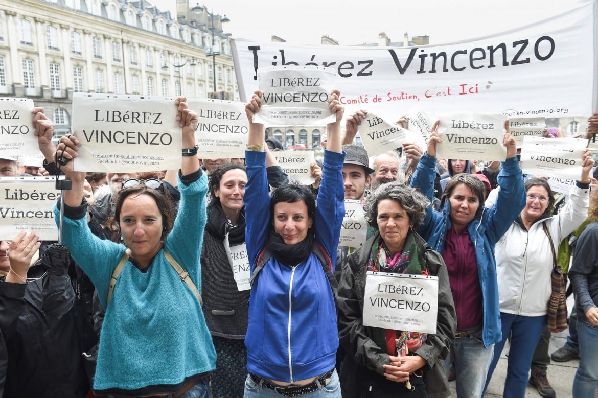 G8 di Genova, Vincenzo Vecchi è libero. Annullato il mandato d’arresto europeo