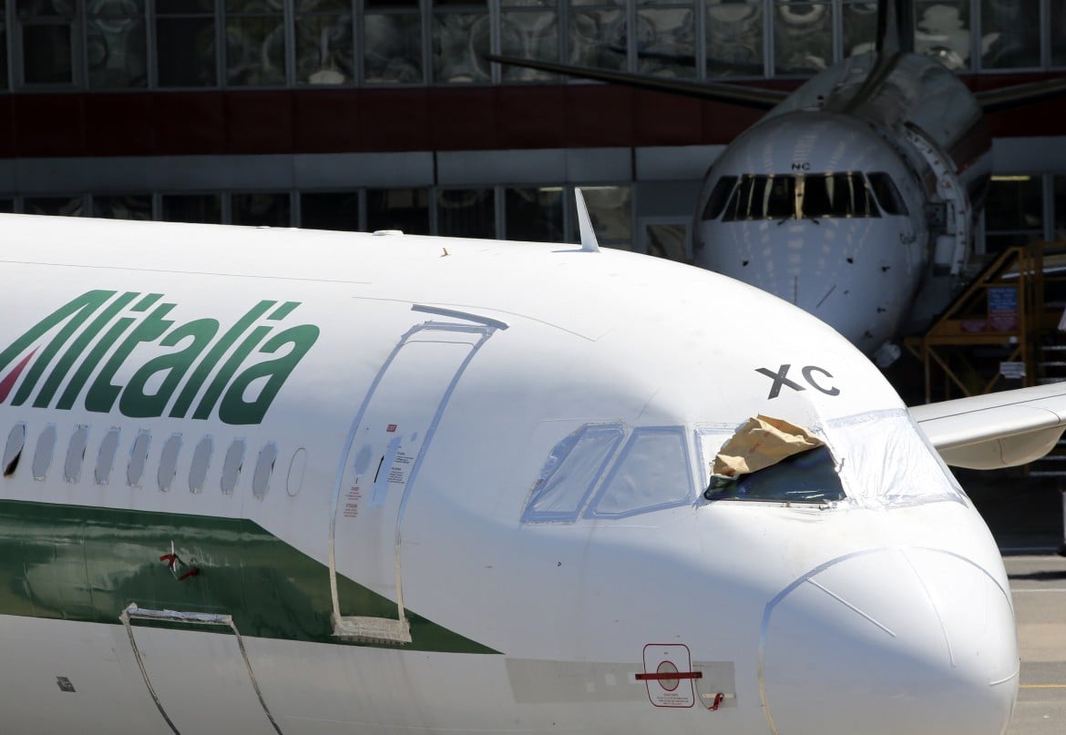 Altri 6 mesi per cedere Alitalia, ma è scontro con Ue