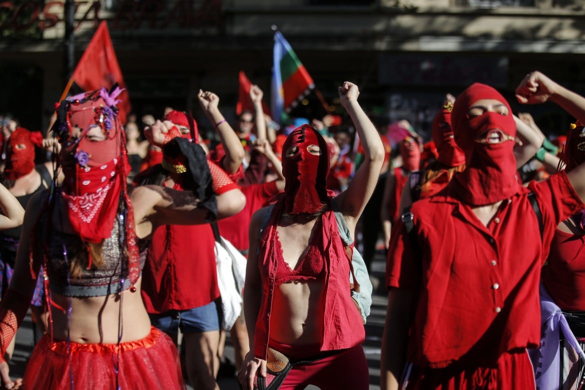 In Cile il flash mob femminista contro lo stupro di Stato
