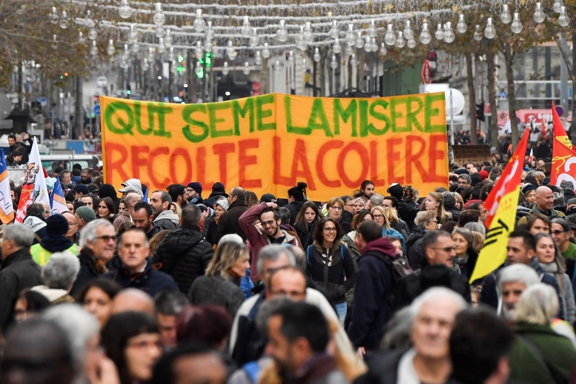 Pensioni, la riforma blocca la Francia