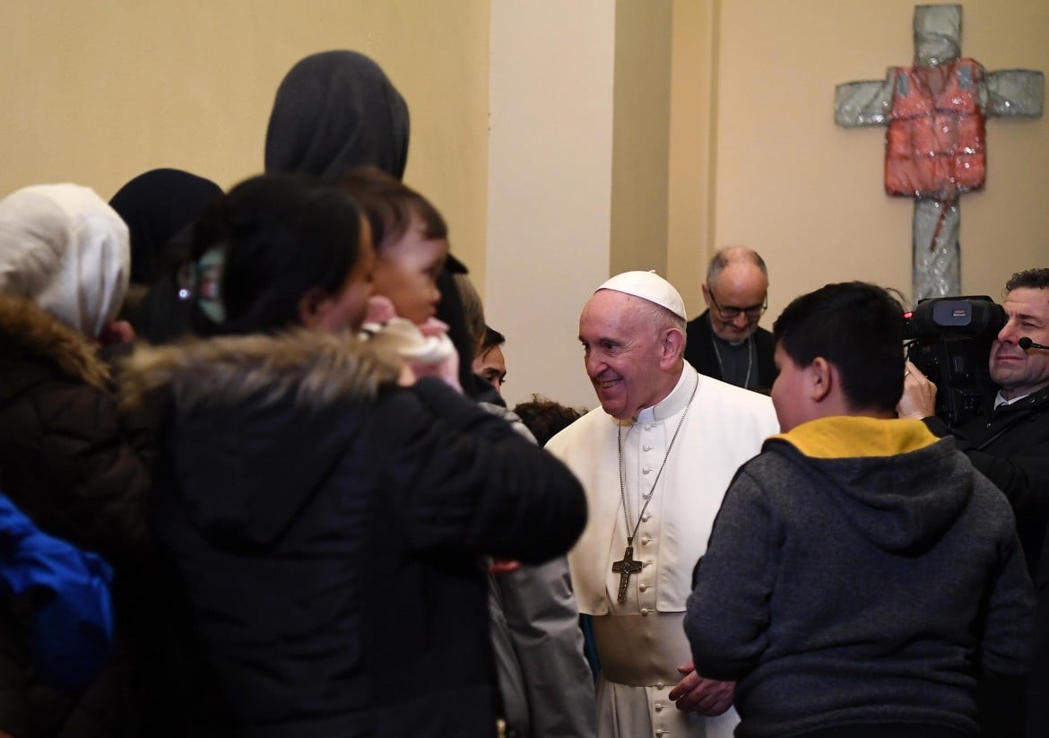 Il Papa riceve i profughi giunti da Lesbo. E sulla croce mette un salvagente