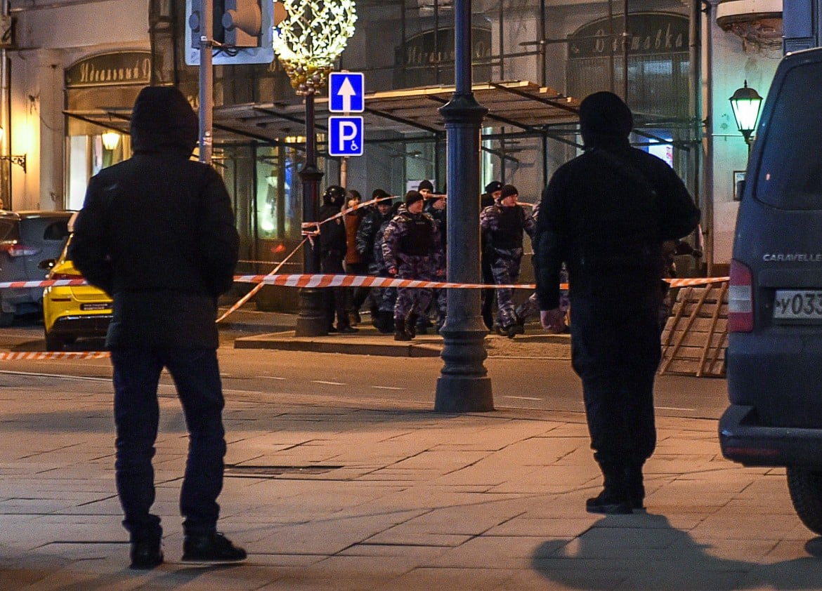Attacco alla sede dei servizi a Mosca: uccisi due attentatori e un agente