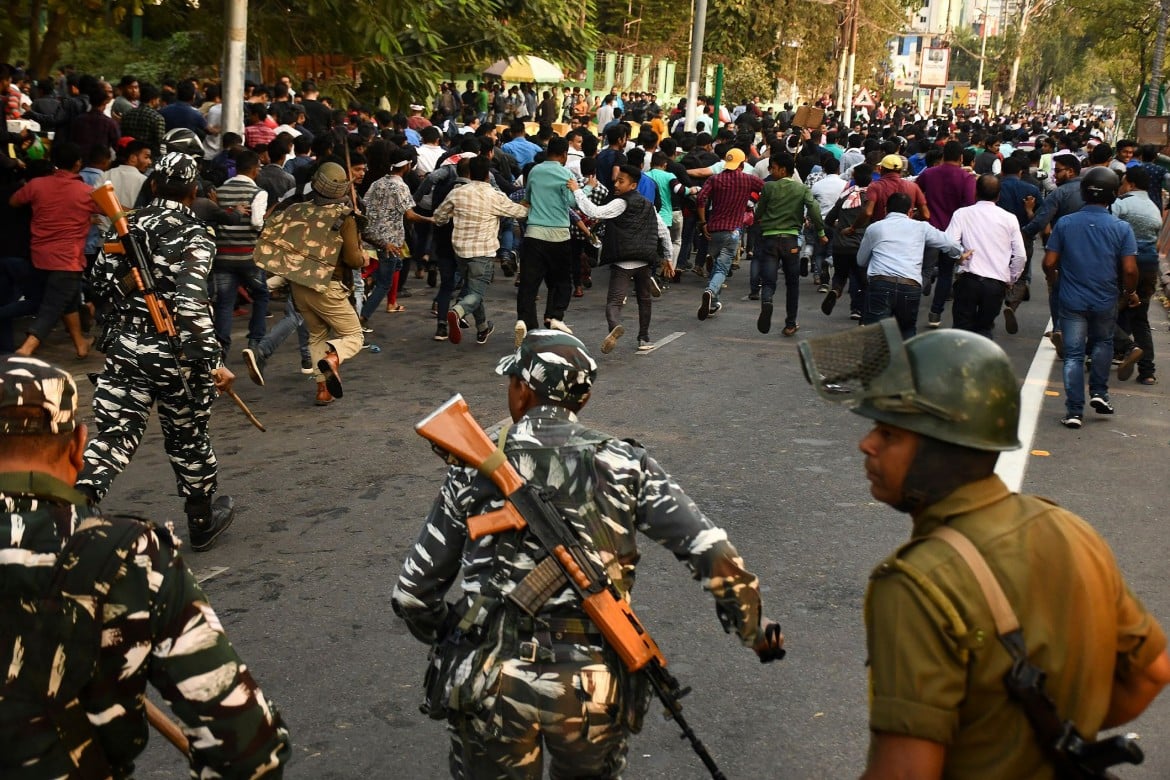 India, le proteste contro il Citizen Act represse dalla polizia di Modi