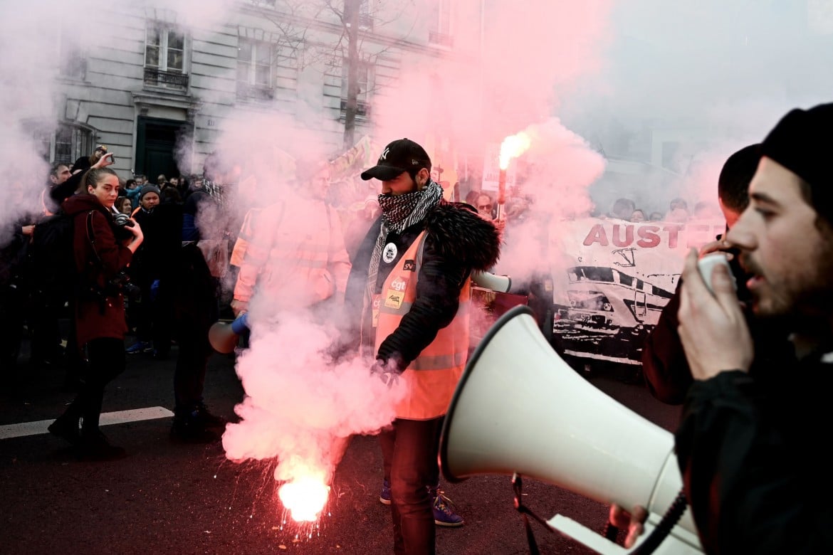 Non solo pensioni, la Francia protesta