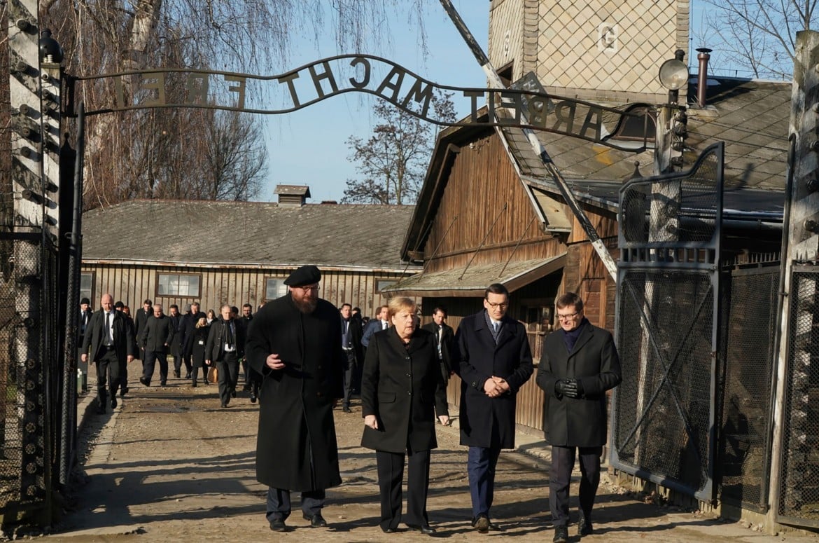 Merkel in visita ad Auschwitz: «Può accadere di nuovo»