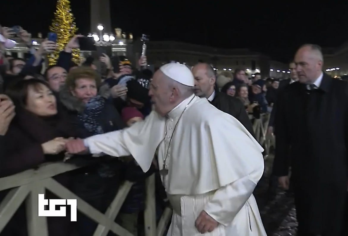 Francesco, scontro con la fedele invadente, ma poi il papa chiede scusa