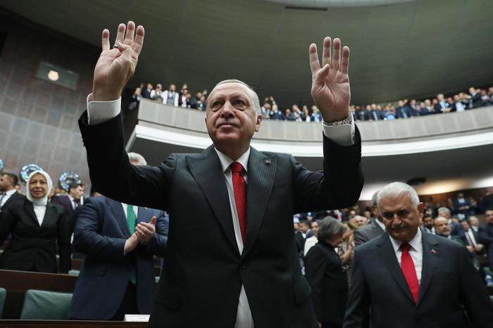 Erdogan salva mezzo governo, poi inizia a corteggiare i Talebani
