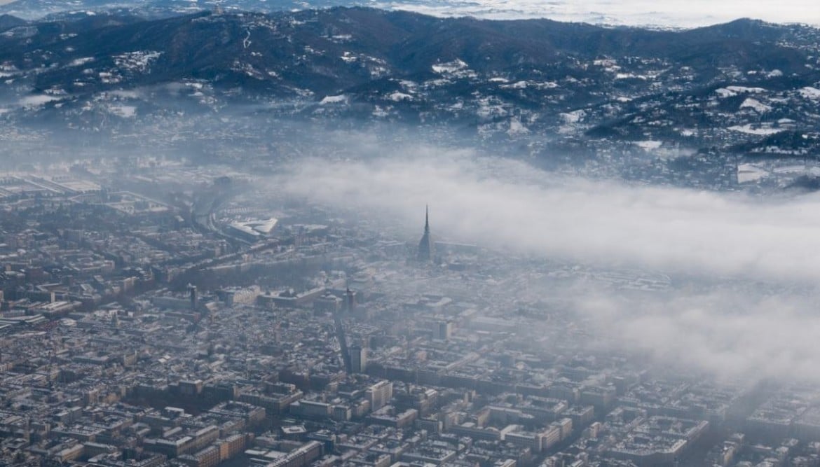 Allarme smog nel centro-nord, Torino e il Piemonte nella nube. Stop alle auto