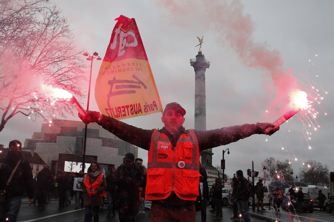 Francia, lo sciopero più lungo manda in tilt il governo