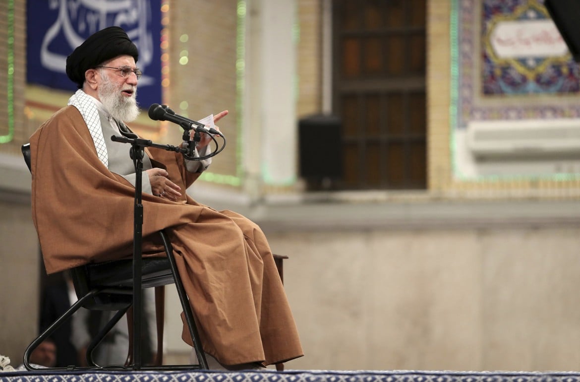 Alle iraniane il premio De Beauvoir. Ma per Khamenei il velo non è in discussione