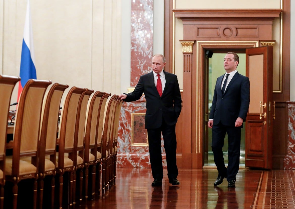 Putin ipoteca il suo futuro, il governo Medvedev si dimette