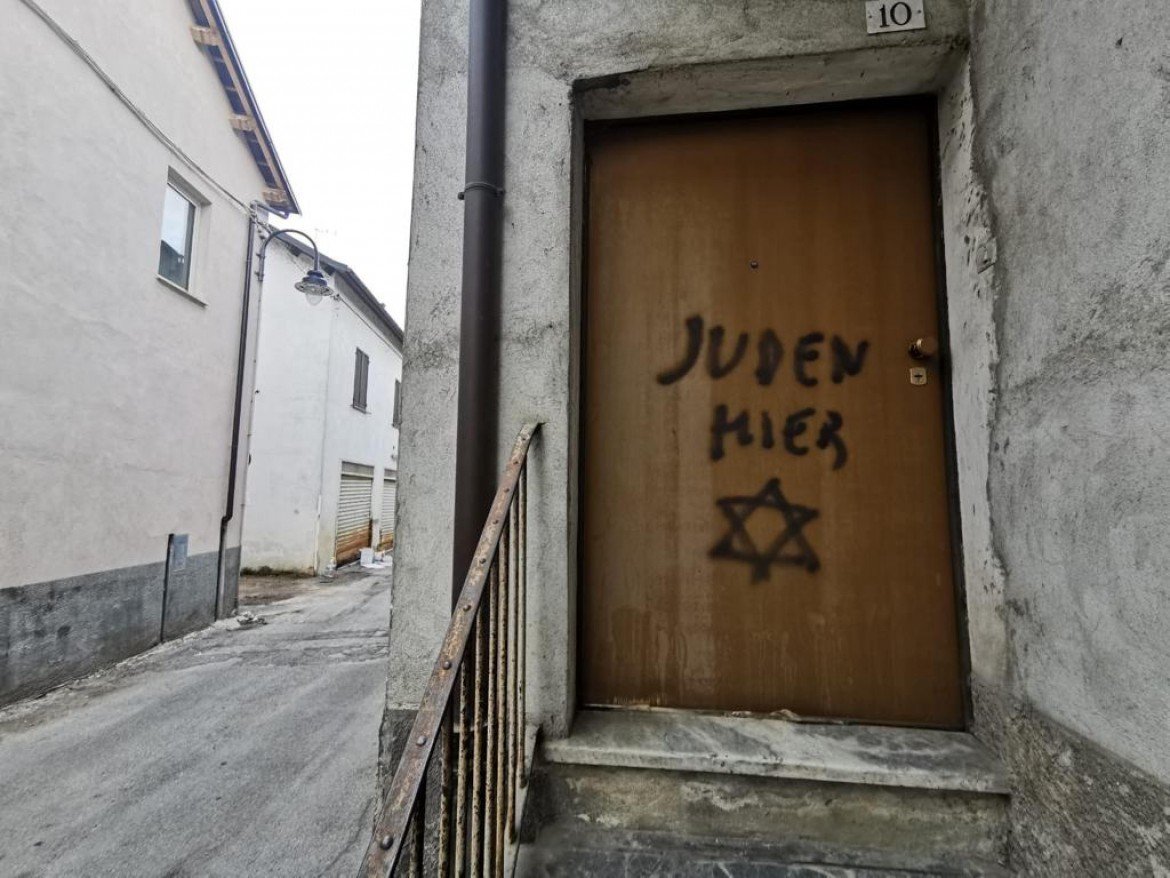 Scritta antisemita sulla porta di casa di una partigiana