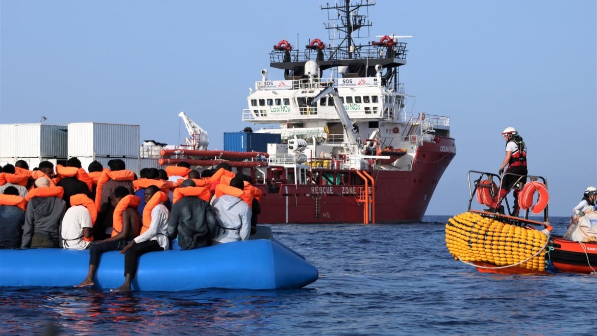 Più di 400 migranti sulla Ocean Viking, 12 donne incinta e molti bambini