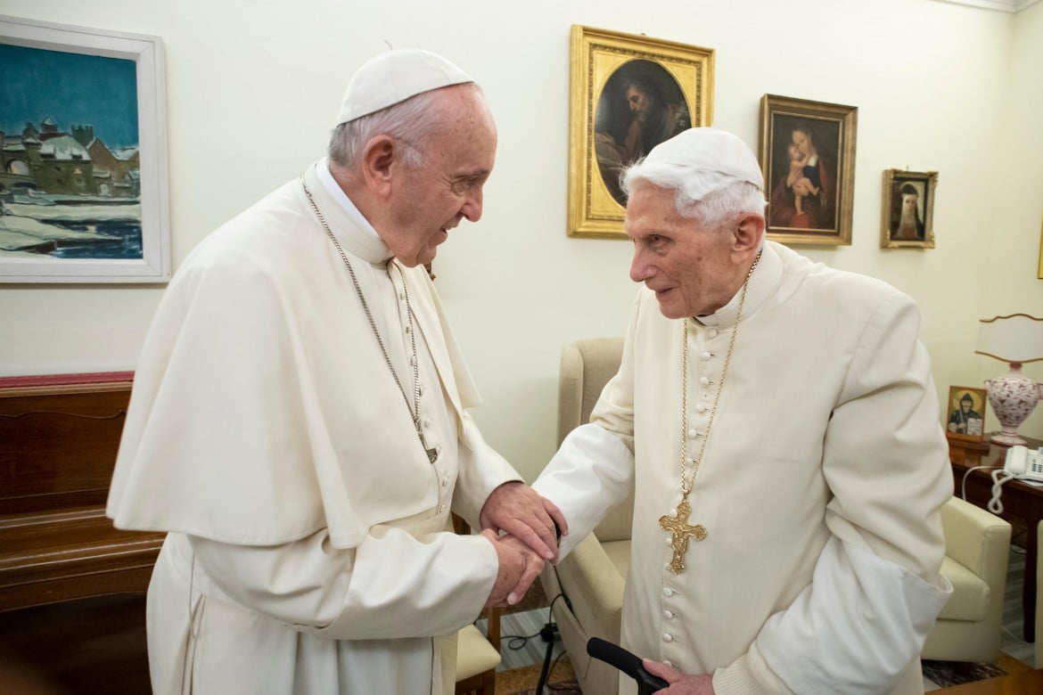 Ratzinger e Bergoglio, indagine sui due mondi a confronto in Vaticano