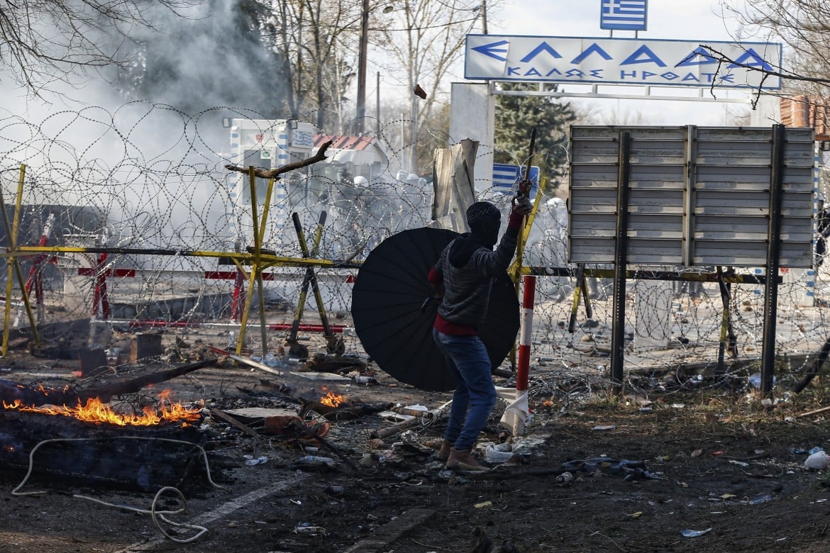 Lacrimogeni greci sui rifugiati. Turchia: «30mila in arrivo»