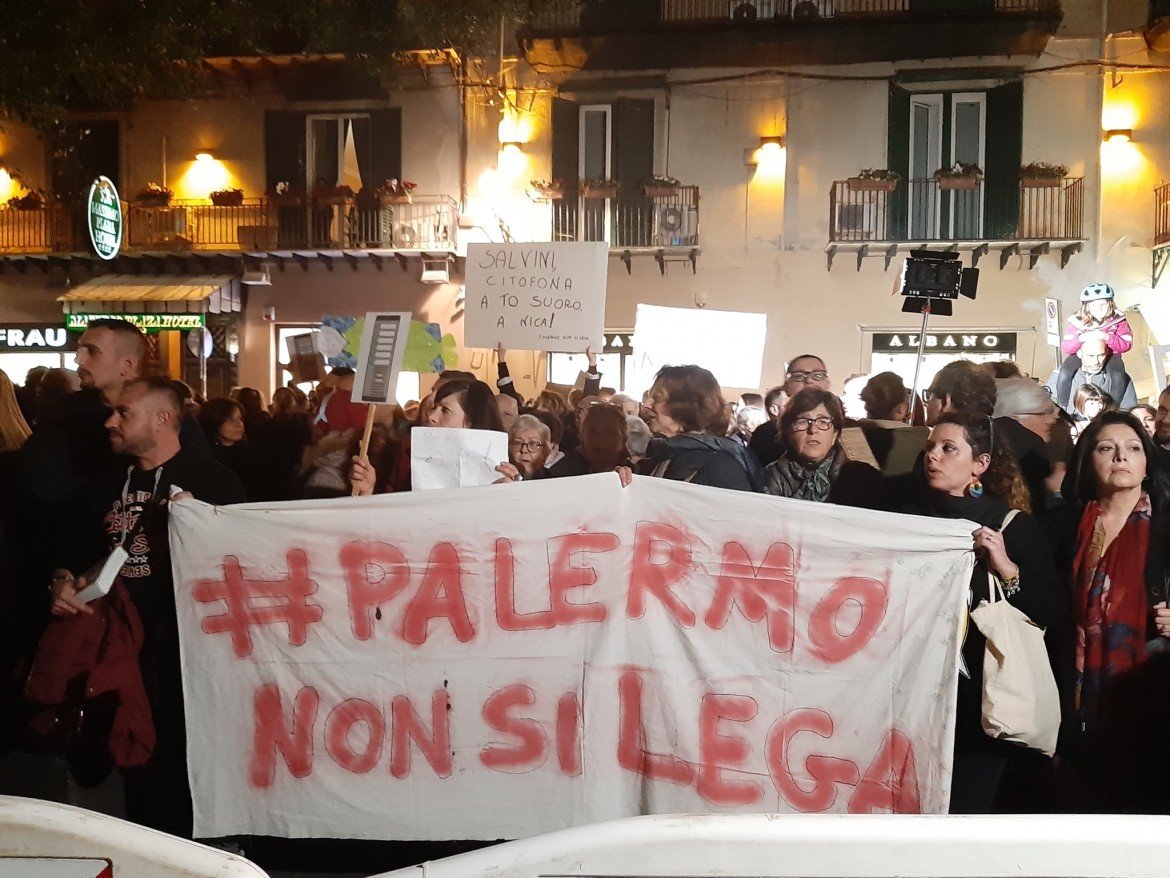 Palermo, piazze piene per dire no alla Lega. E Salvini annulla la passeggiata a Ballarò