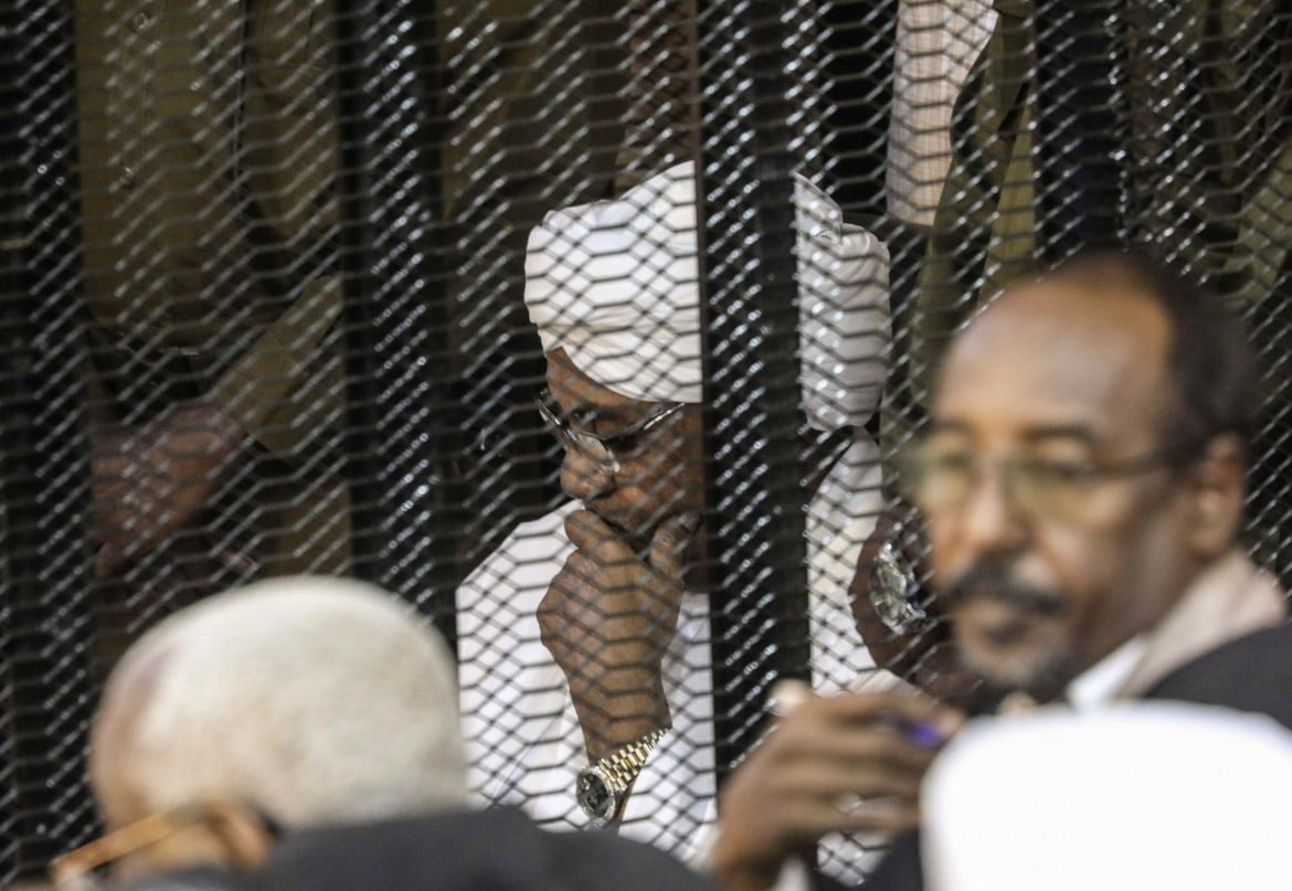 Il Sudan stanco della black list consegna al Bashir all’Aia