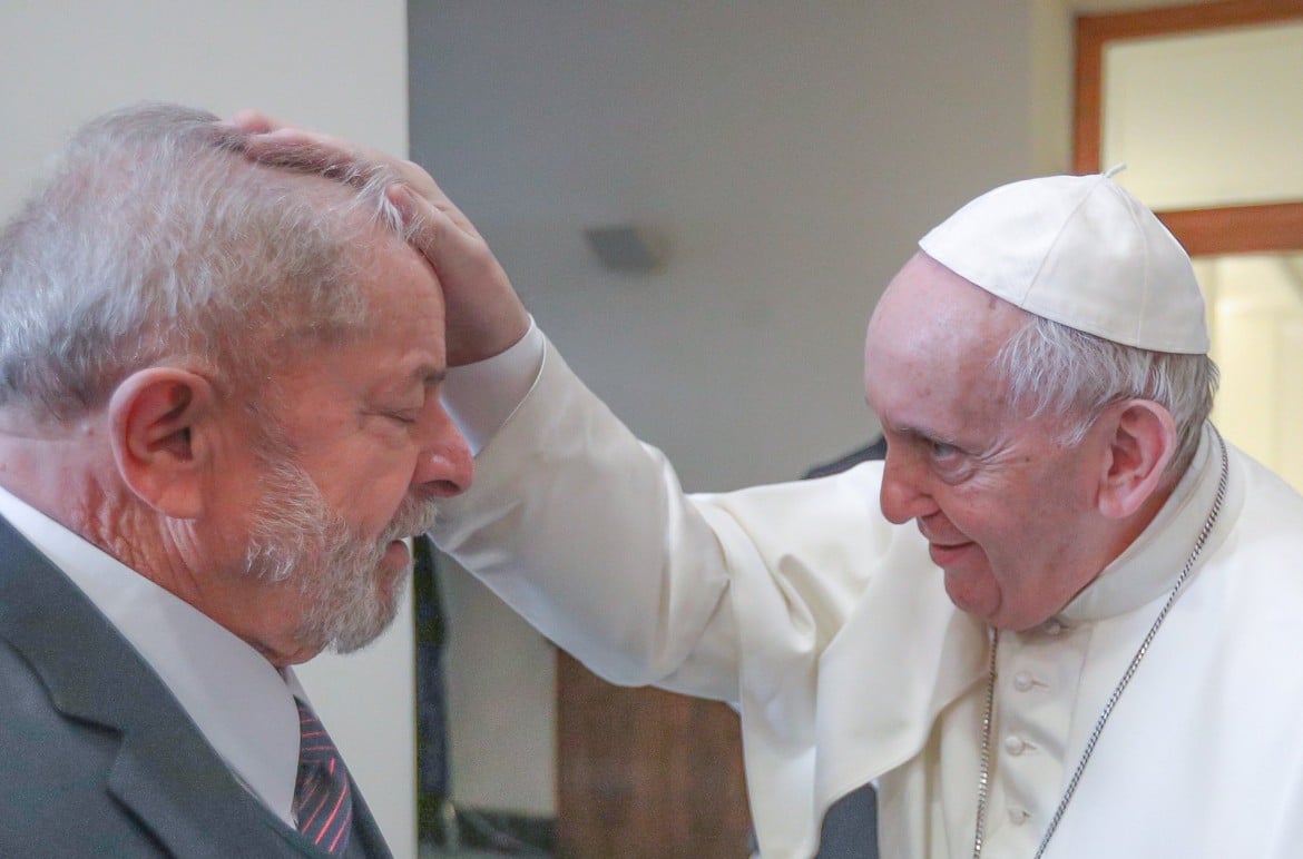 Il papa che  benedice Lula per «un mondo più giusto»