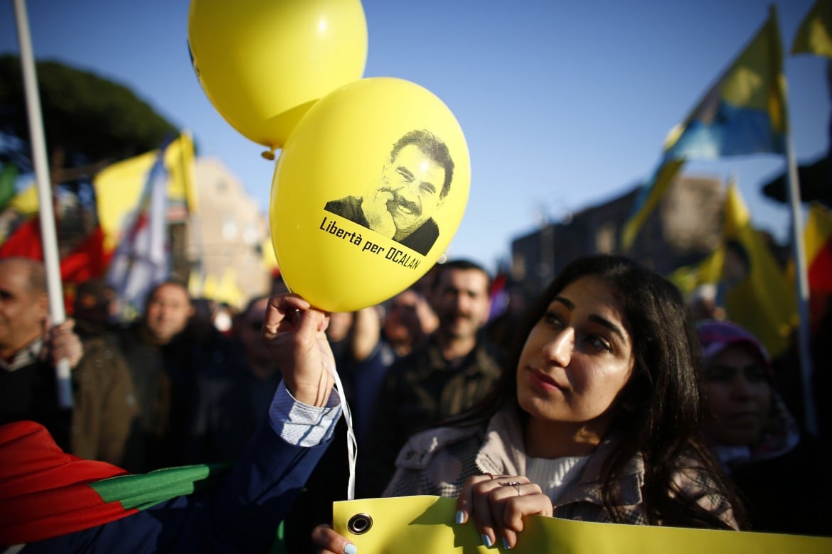 Nel 21° anniversario dell’arresto, in migliaia a Roma: «Libertà per Öcalan»