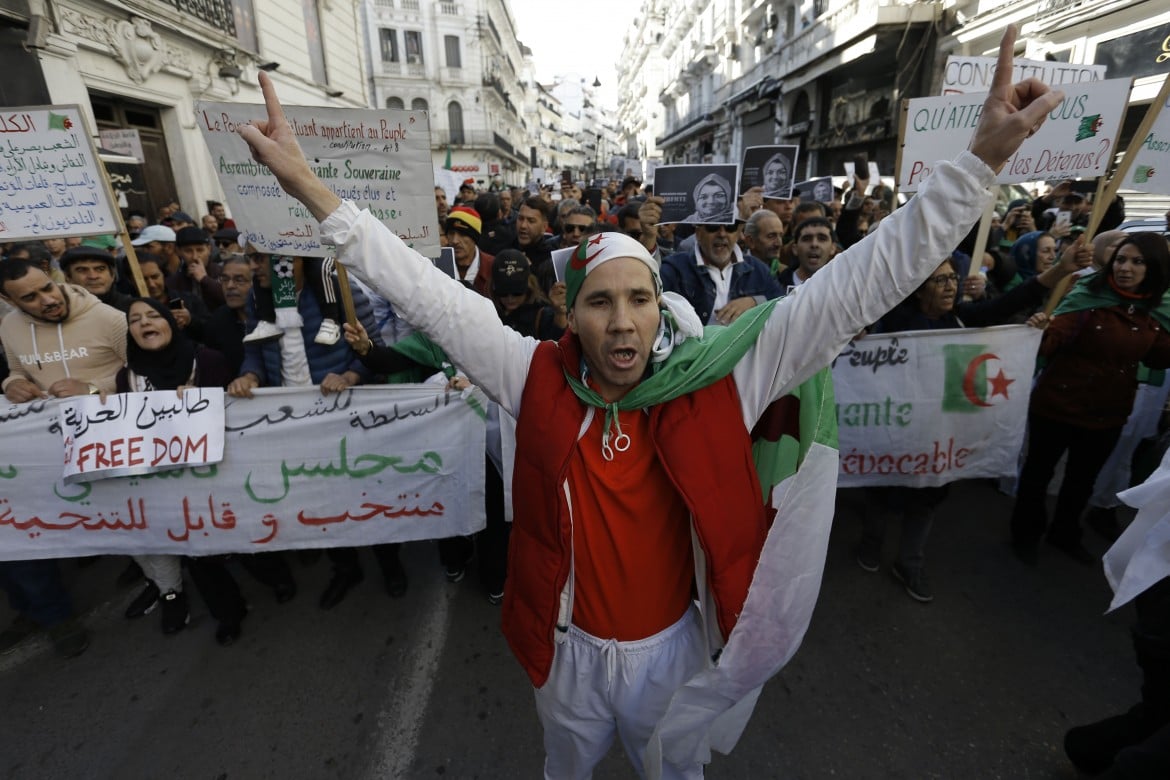 L’Algeria dei giovani dice no al regime, 53 settimane dopo