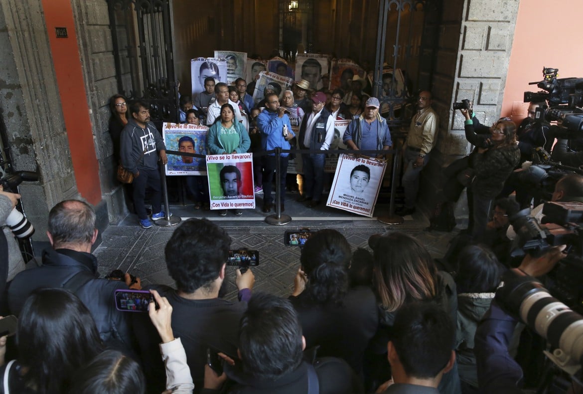 Amlo insulta i 43 scomparsi di Ayotzinapa  e le vittime di violenze