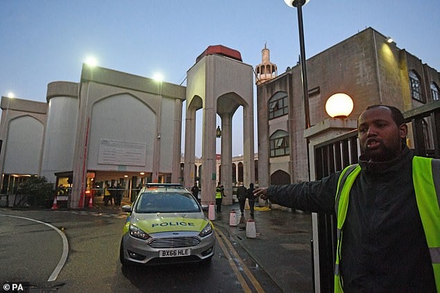 Londra, muezzin accoltellato nella moschea di Regent’s Park
