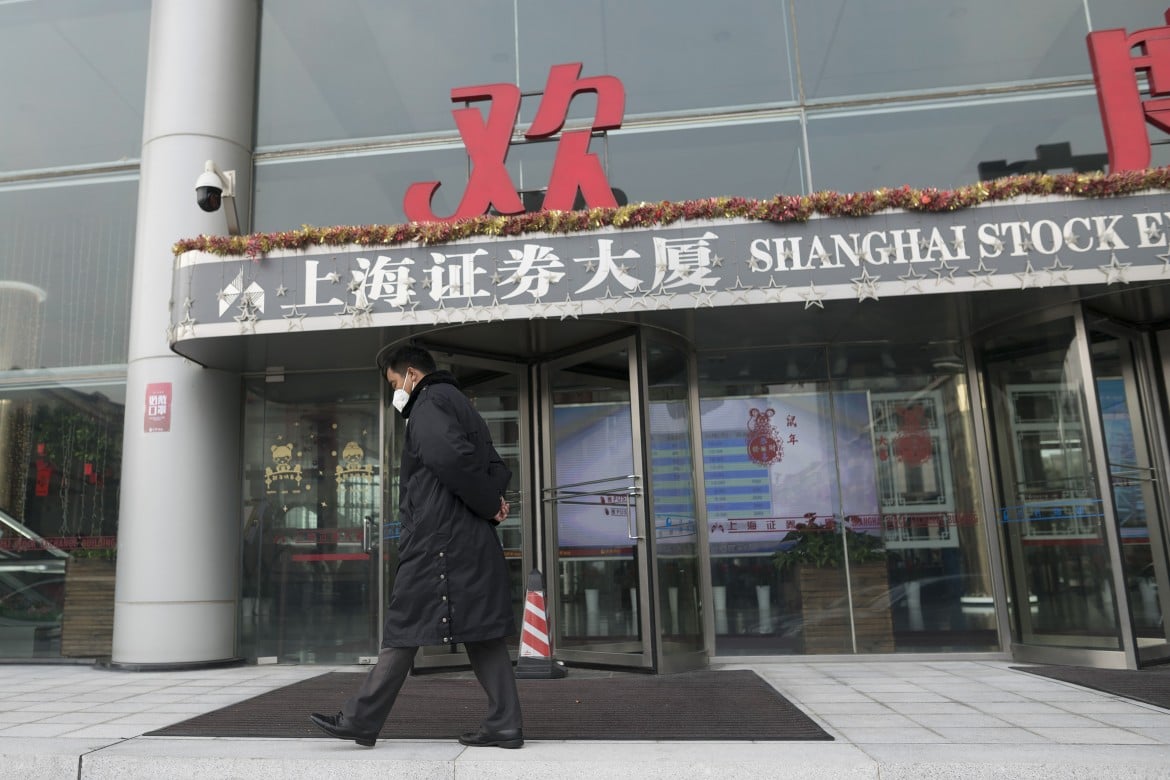 Tonfo della borsa cinese. Pechino accusa gli Usa: «Diffondono terrore»