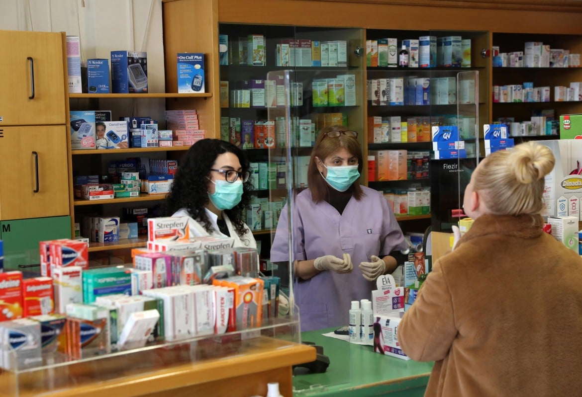 L’allarme dei farmacisti: «Vengono da noi anche con la febbre»
