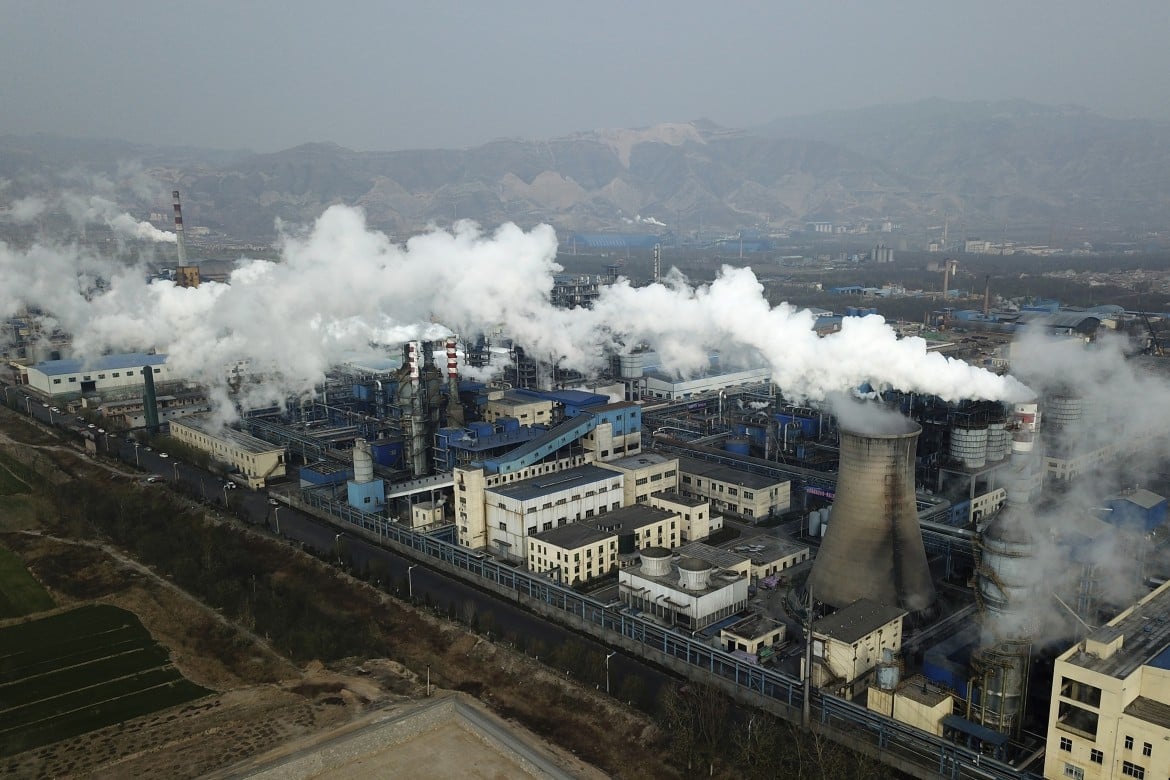 Centrale a carbone in Cina, foto Ap