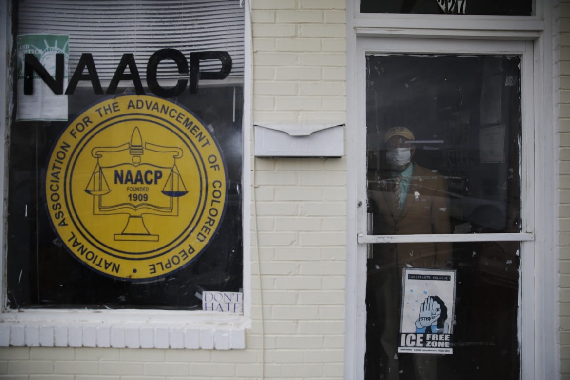 Una sede della Naacp in Georgia (Usa) durante la pandemia, foto Ap