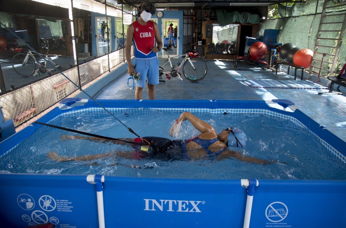 Mare e piscina, lo studio spagnolo apre spiragli per i bagni d’estate