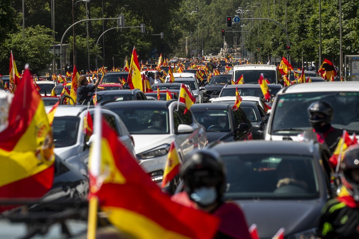 Smog e bandiere, il corteo in auto dell’ultra-destra intasa Madrid