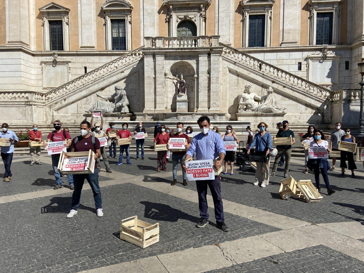 Roma, le reti di solidarietà protestano in Campidoglio