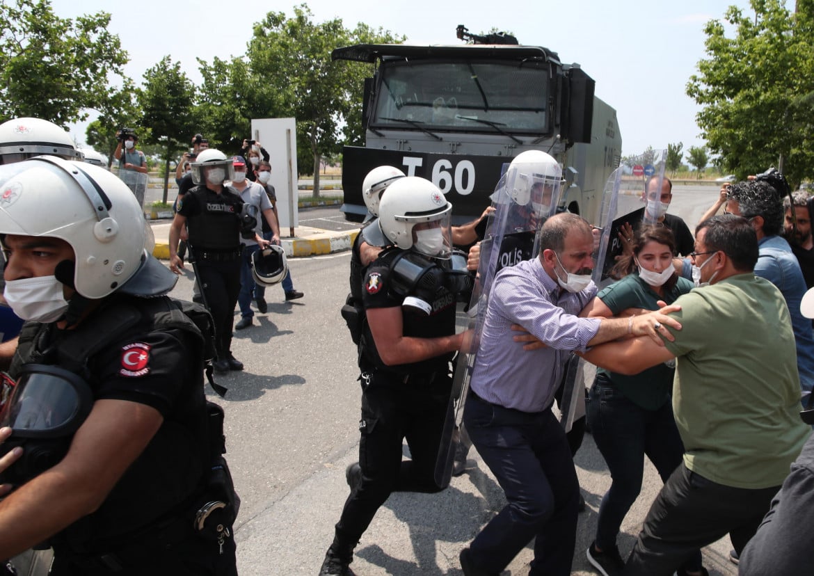Arresti e proiettili sull’Hdp in marcia per un’altra Turchia