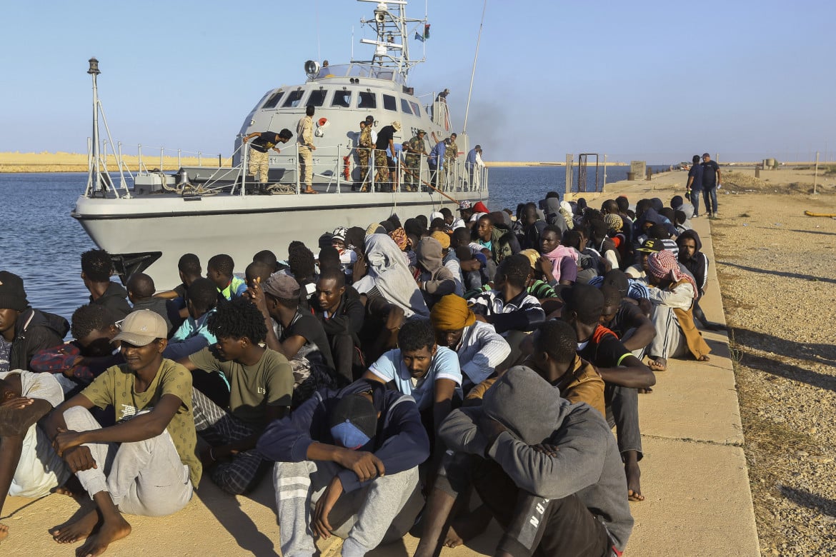 Ue, respingimenti per procura: migranti consegnati alla Libia
