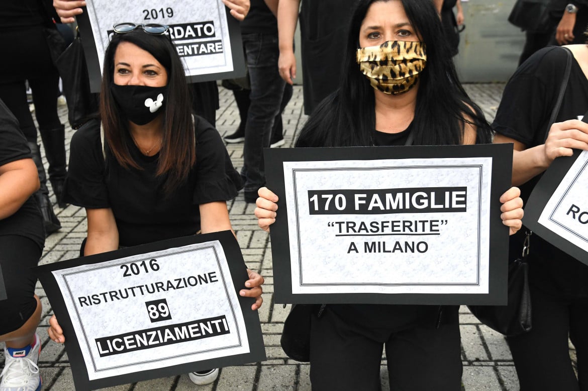La Roberto Cavalli chiude Firenze e va a Milano. I 170 lavoratori: “Sono licenziamenti mascherati”