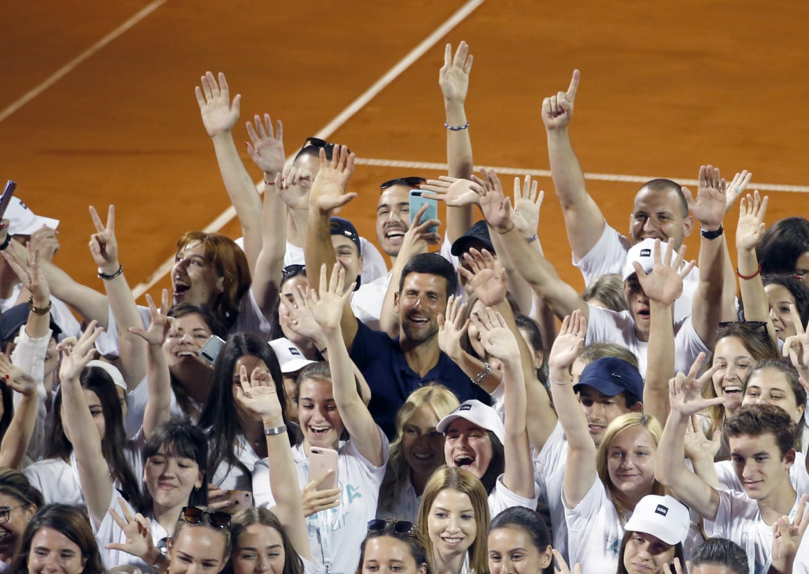 Il torneo benefico e senza mascherine di Djokovic finisce male: tamponi per tutti
