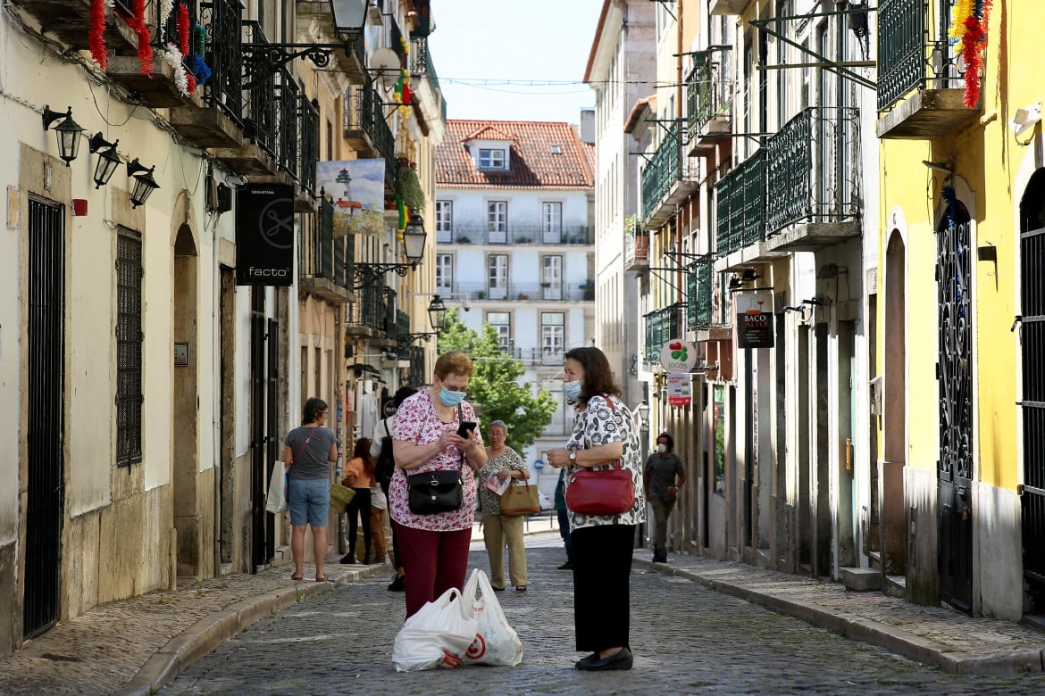 A Lisbona il virus fa inversione e riparte dai quartieri poveri