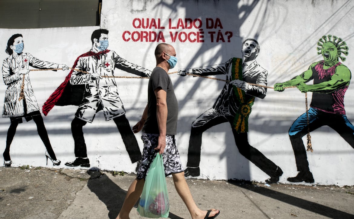 In Brasile il numero dei contagi fa paura. Ma Bolsonaro ha altro a cui pensare