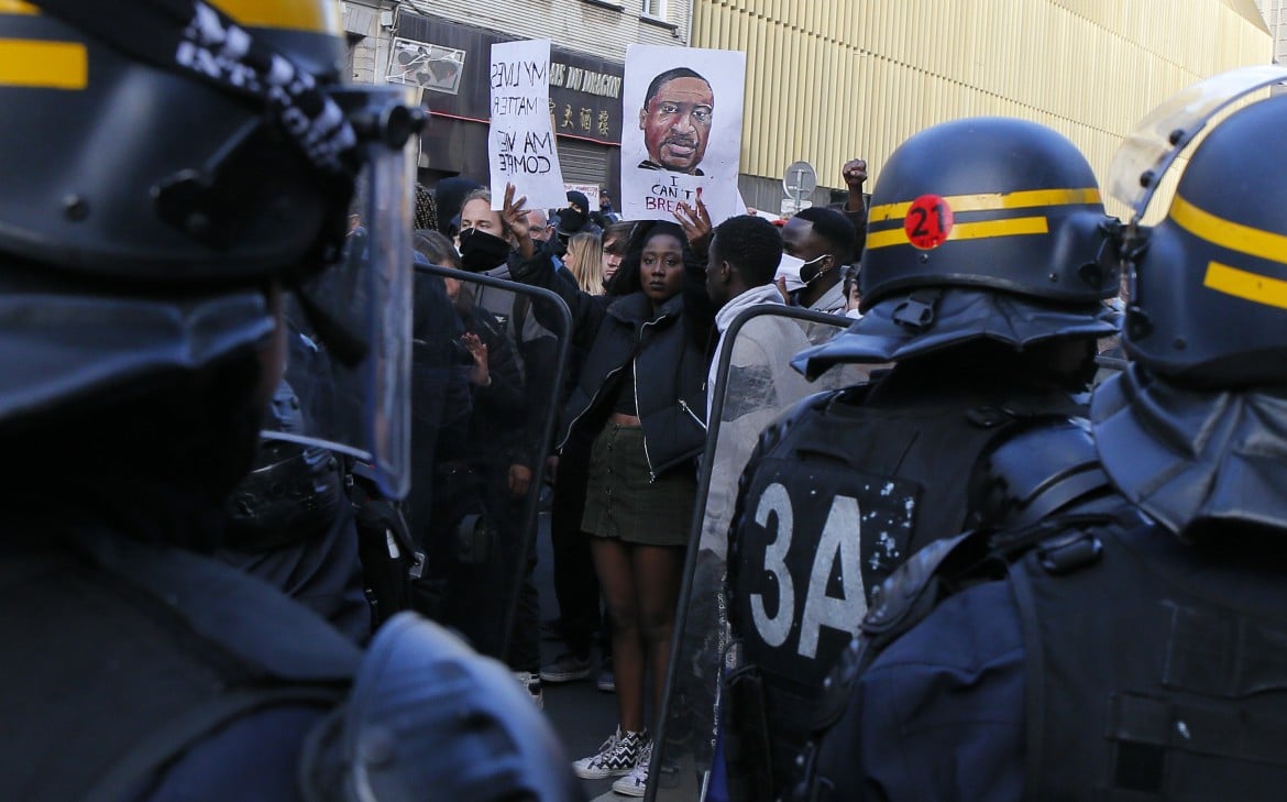 Francia, aumentano le denunce di razzismo nella polizia